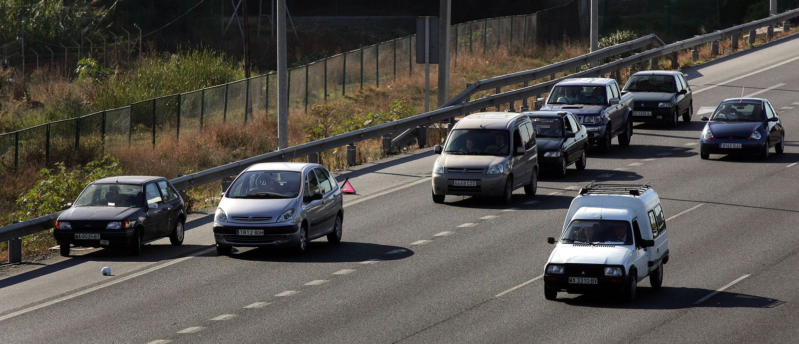 Imagen de archivo de una Colisión múltiple señalizada con el triángulo preceptivo junto al Palacio de Ferias de Málaga.