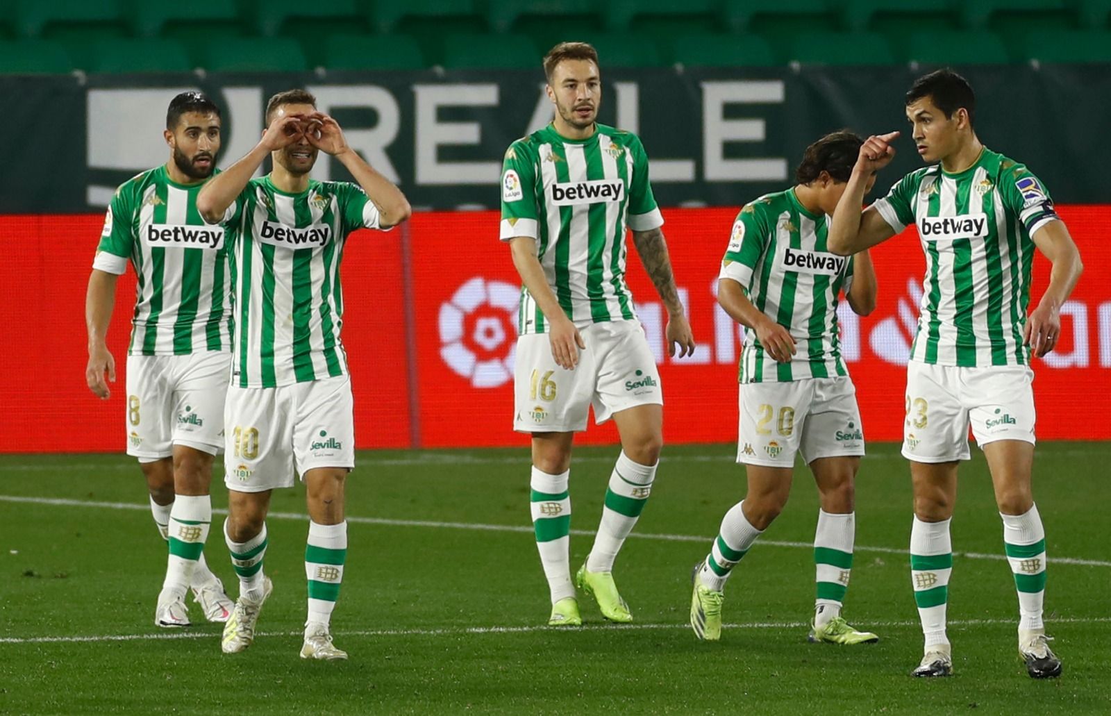 Canales celebra el primero de los goles del Betis.