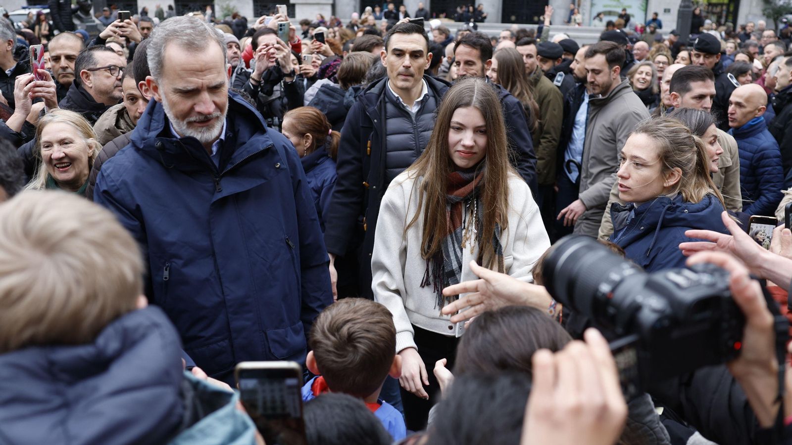 El Rey y la infanta Sofía entre los asistente a la procesión del Sábado Santo en Madrid El Rey y la infanta Sofía entre los asistente a la procesión del Sábado Santo en Madrid