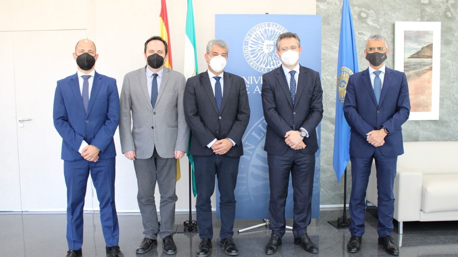 En el centro, el rector de la UAL, Carmelo Rodríguez, junto al presidente de Cajamar, Eduardo Baamonde, protagonista del primer Foro Líderes