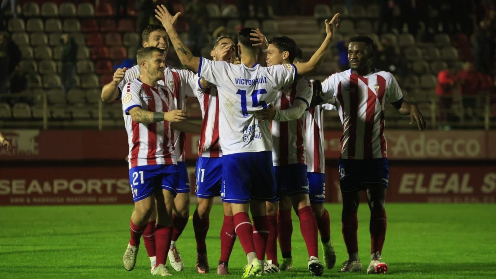 El Algeciras celebra el golazo de Víctor Ruiz.