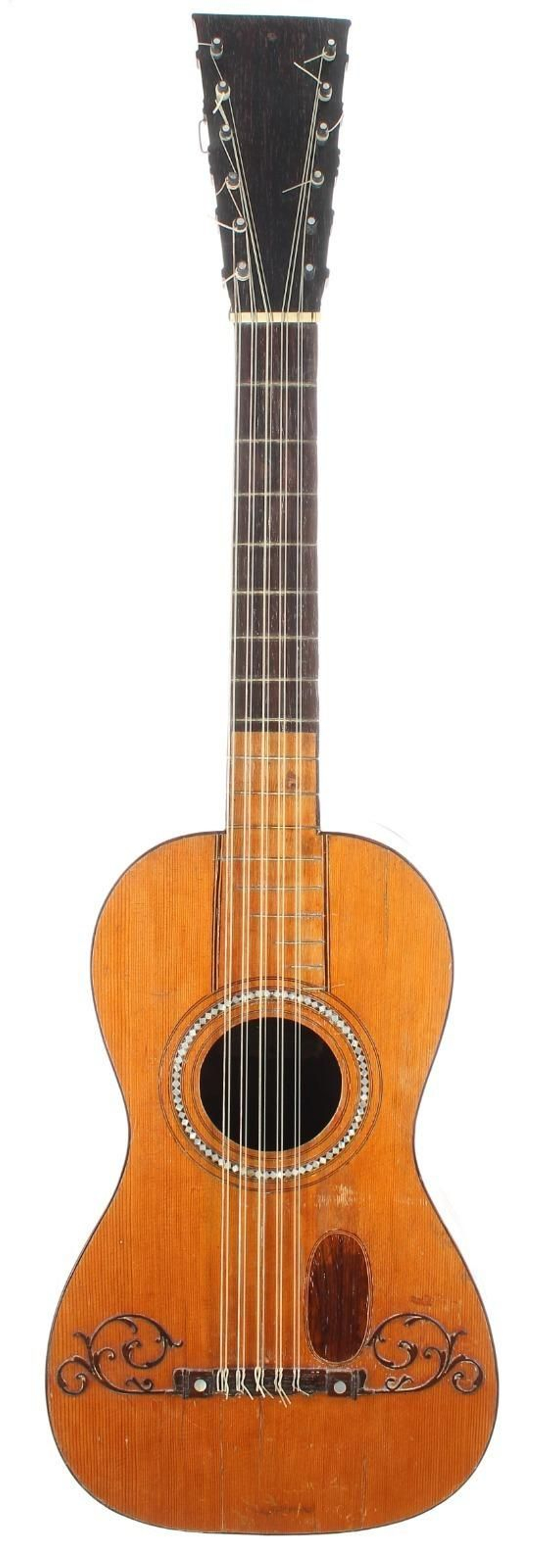 Guitarra española de seis órdenes atribuida al lutier Juan Pagés.