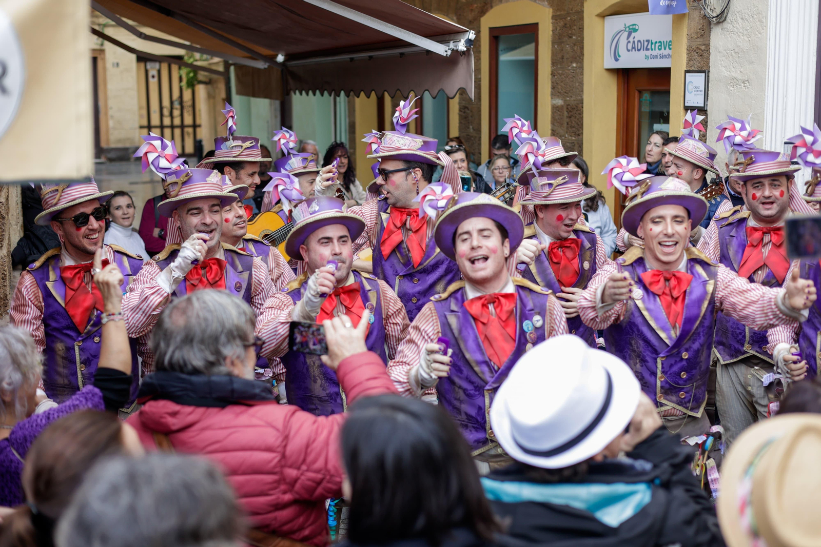 Las mejores imágenes de un Lunes de Coros pasado por agua en el Carnaval de Cádiz 2024