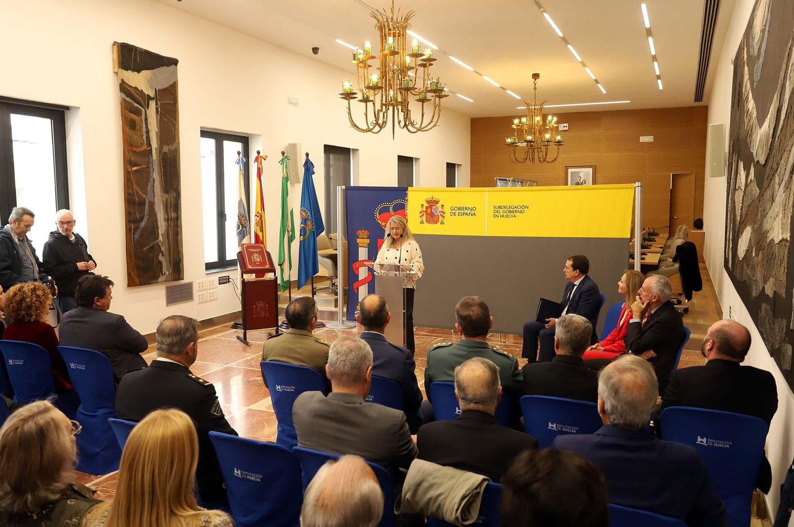 Imágenes del acto conmemorativo del 44 Aniversario de la Constitución Española y en el que se hace entrega al Real Club Recreativo de Huelva del decimotercer Premio Martín Alonso Pinzón a los Valores Constitucionales