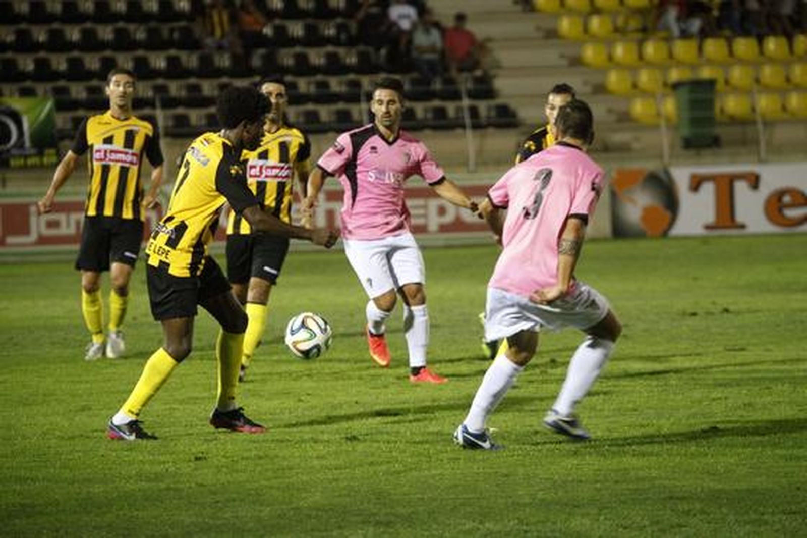 El Cádiz elimina al San Roque de Lepe (0-3) en la Copa del Rey con una imagen muy convincente

Foto: Dani Gomez