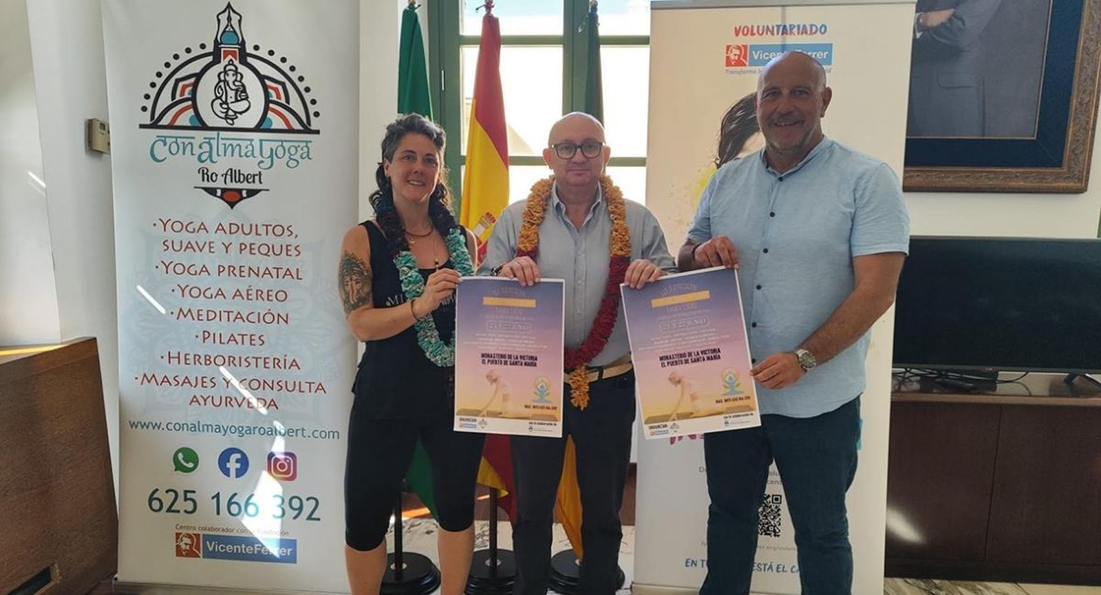 Presentación del cartel de la III edición con el concejal de Deportes y Juventud del Ayuntamiento, José Ignacio González Nieto; Rafael Carmona, delegado de la Fundación Vicente Ferrer en Andalucía, Extremadura, Ceuta y Melilla; junto a Ro Albert.