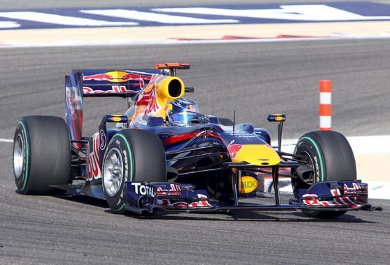 Fernando Alonso gana su primera carrera como piloto de Ferrari en Bahrein. / EFE