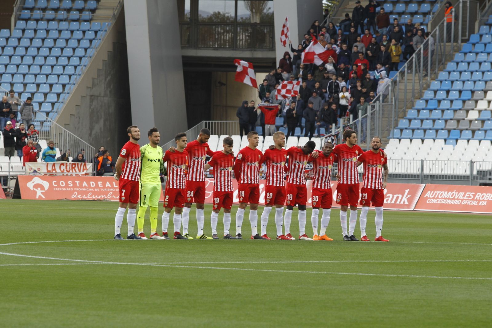 Los jugadores rojiblancos guardaron un minuto de silencio antes del inicio en memoria del suegro del presidente y de varios abonados recientemente fallecidos.