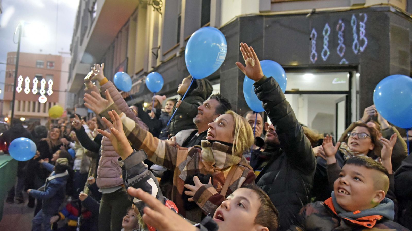 Ambiente en la cabalgata de Reyes Magos de La Línea, el año pasado.