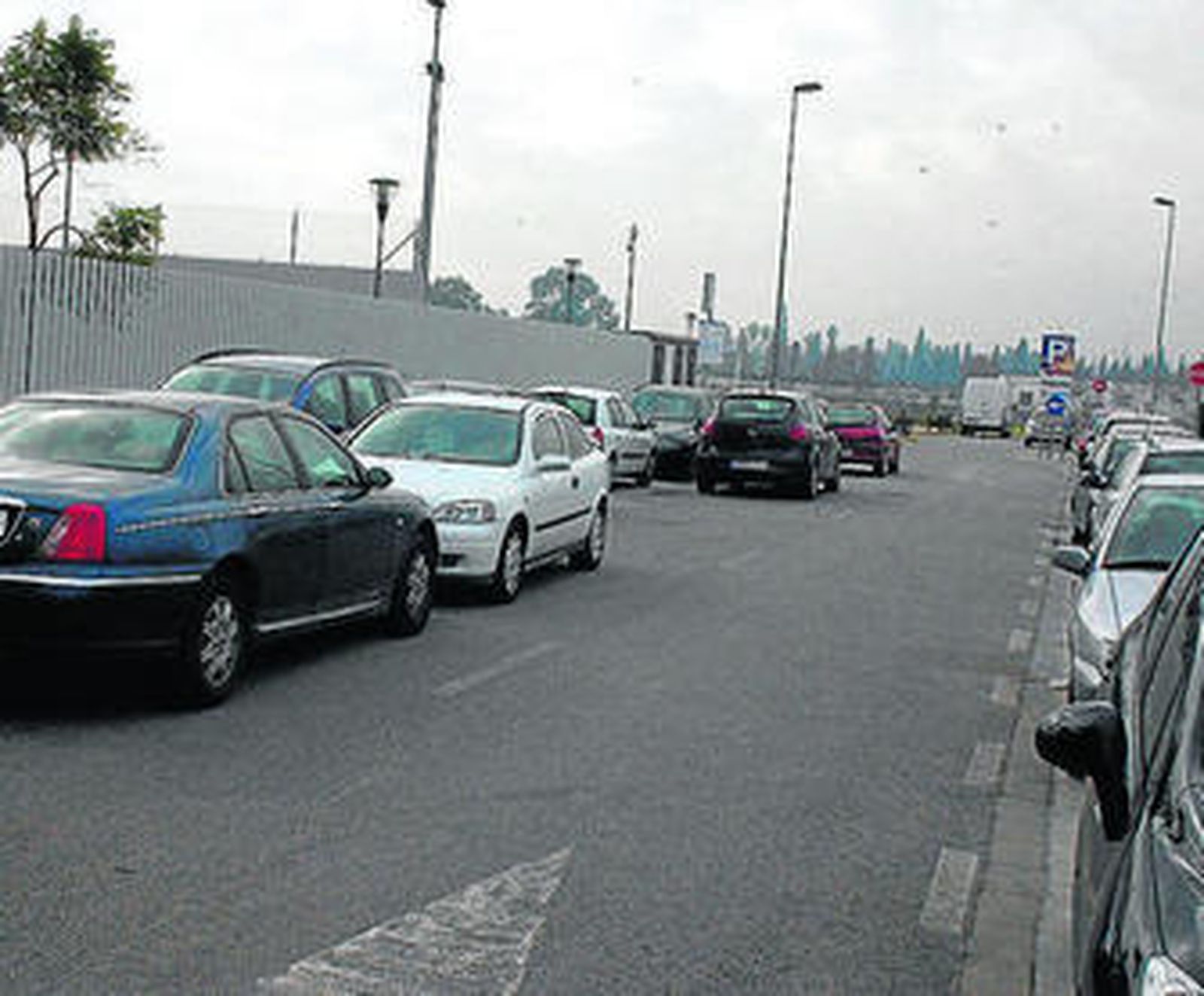 La doble fila deja un único carril para la salida y entrada del parking.