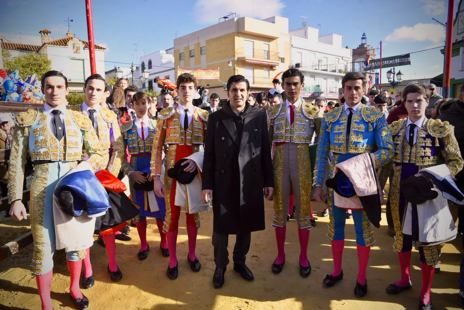 Morante posa con los novilleros anunciados en la novillada vespertina de La Puebla.