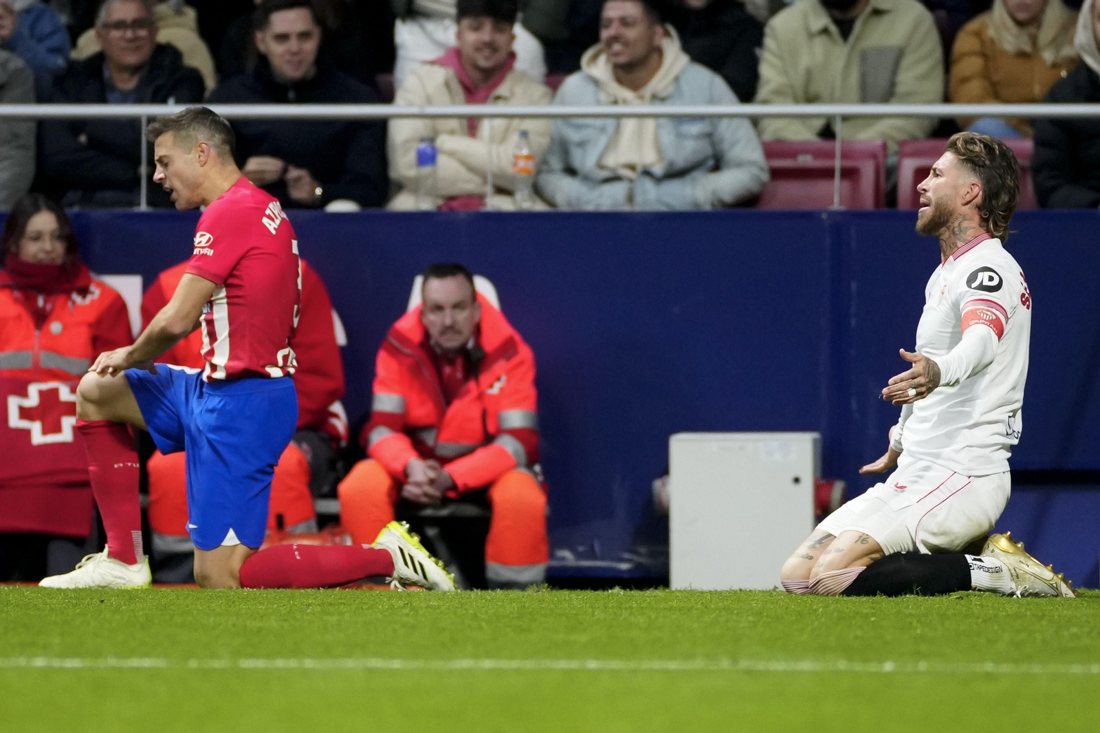 Sergio Ramos se lamenta de una acción ante Azpilicueta.