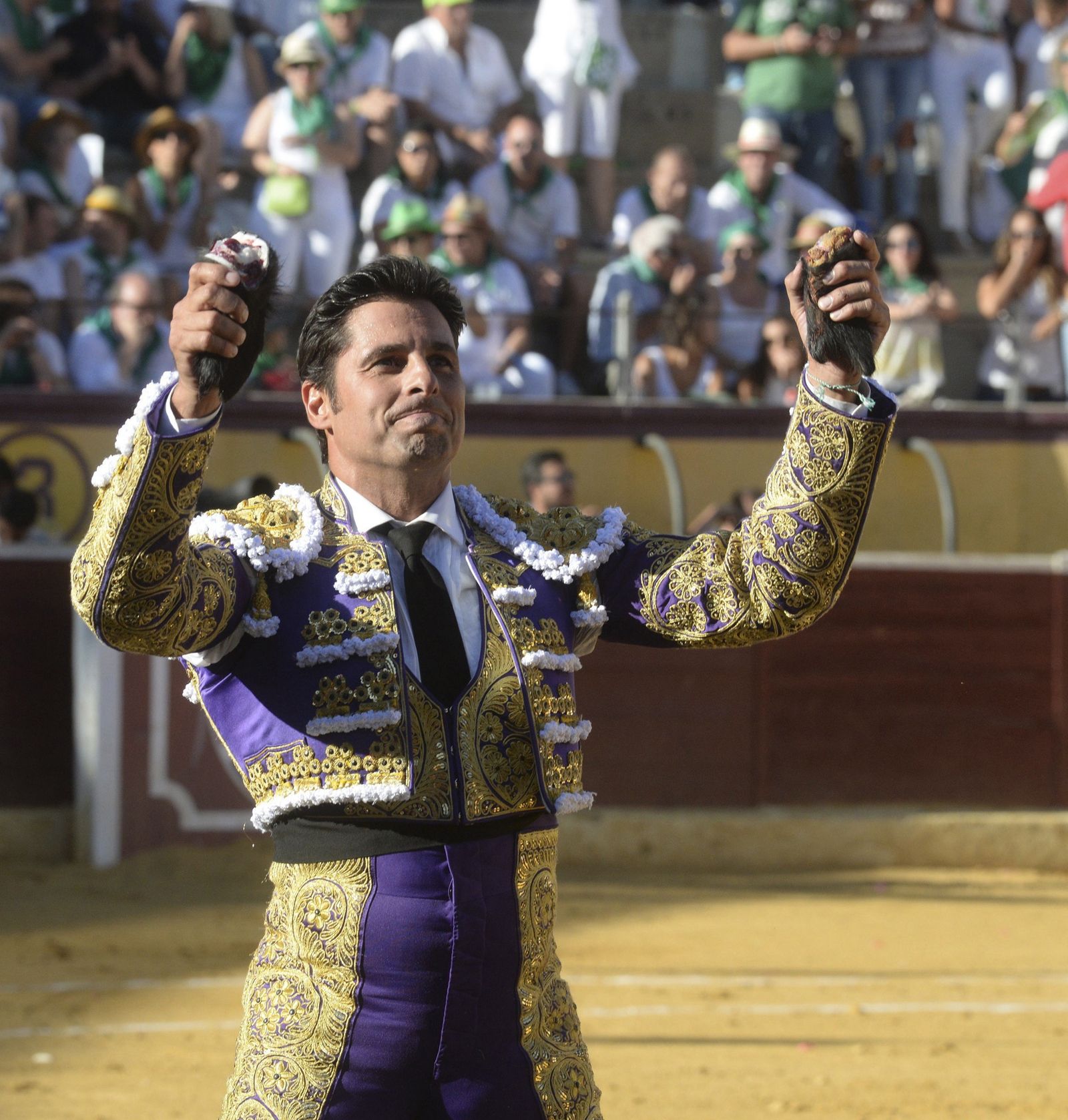 Rivera Ordóñez con dos trofeos conseguidos el pasado agosto en Huesca.