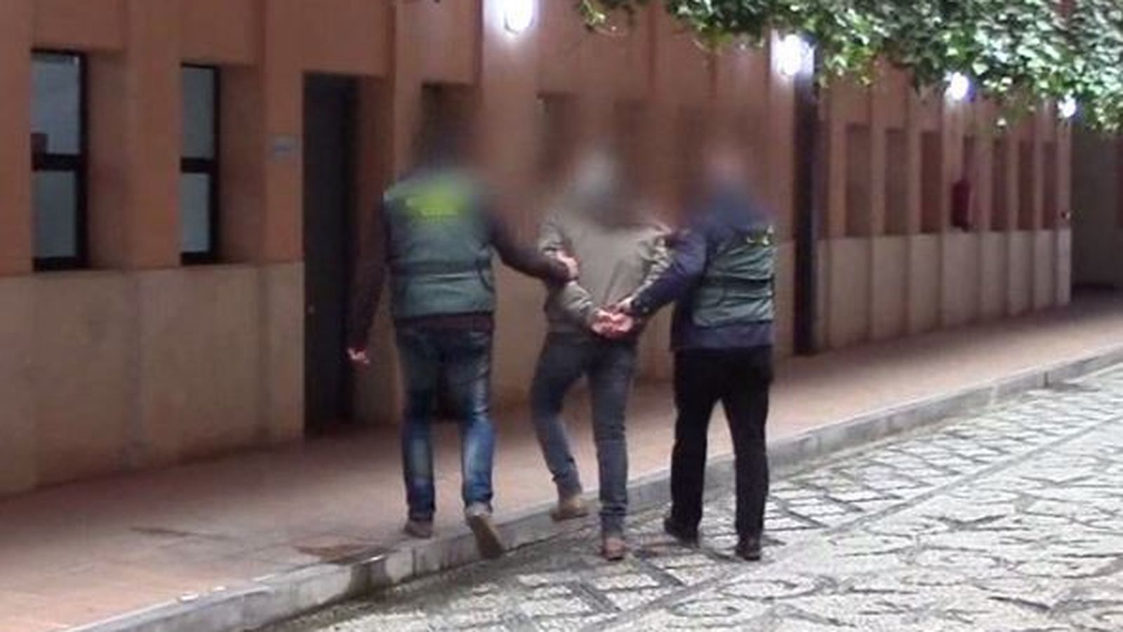 Momento en que uno de los detenidos es trasladado a la comandancia de la Guardia Civil
