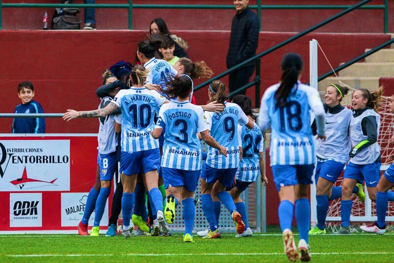 Las blanquiazules celebran un gol.