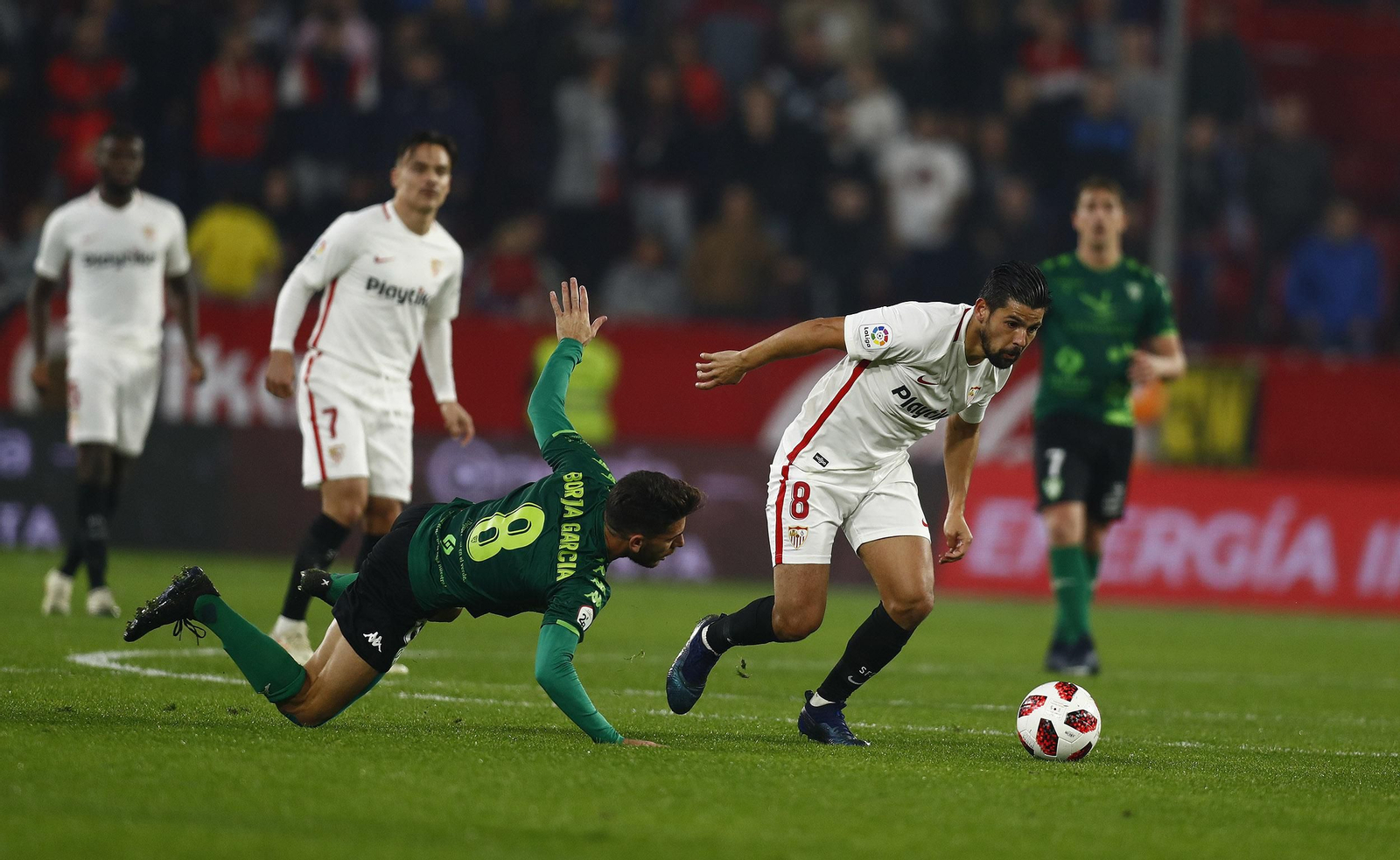 Nolito avanza con la pelota dejando atrás a Borja García.