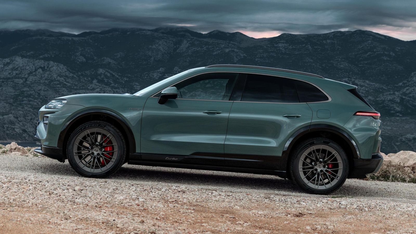 Las dos versiones pueden ofrecer autonomías homologadas superiores a los 600 km gracias a su eficiencia y a una batería de enorme capacidad situada bajo el suelo del habitáculo.