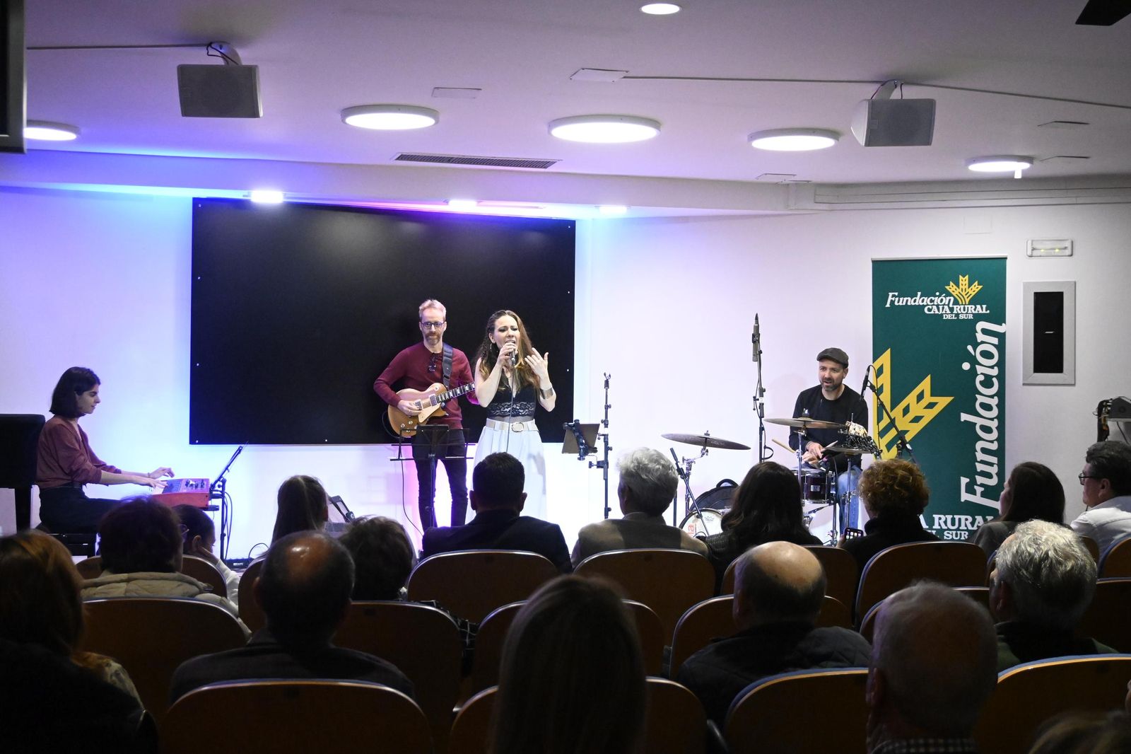 Actuación de Antonia Ferrá dentro del ciclo 'Música y otros ritmos' en imágenes