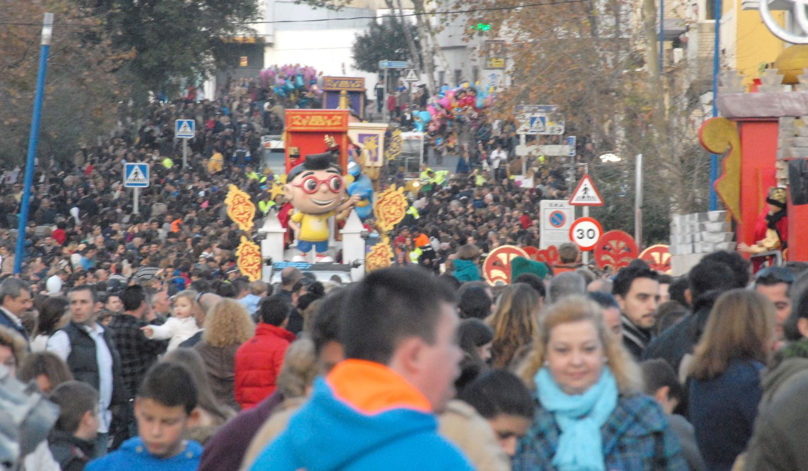 Ambientazo de la Cabalgata de Reyes por la calle Arenal, año 2015