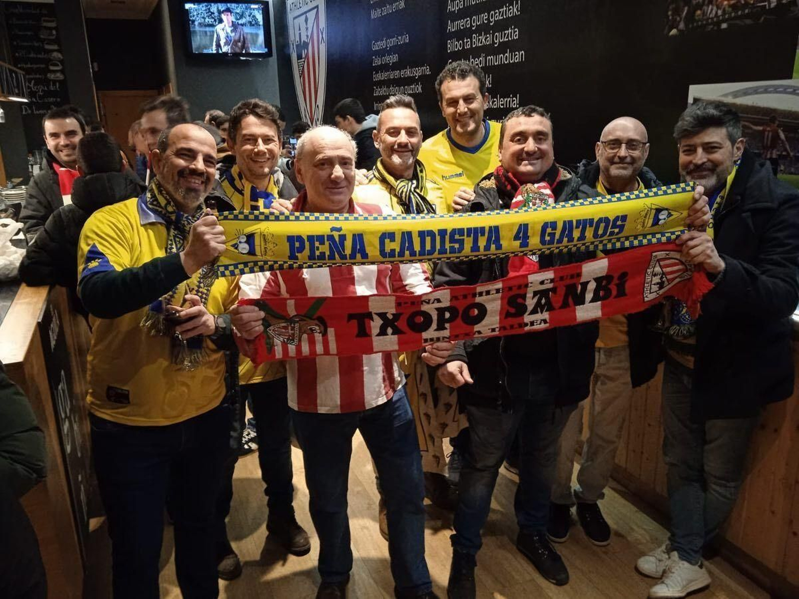 Miembros de la peña cadista 4 Gatos con aficionados del Athletic.