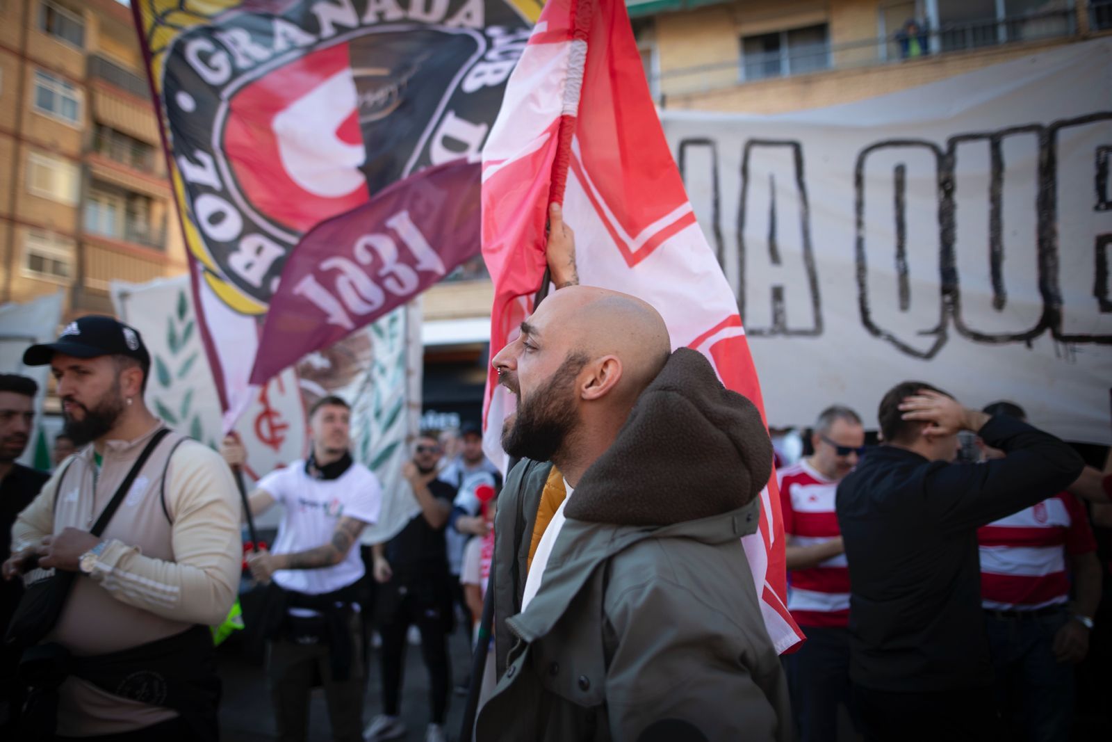 Encuéntrate en el recibimiento al Granada y en la grada de Los Cármenes