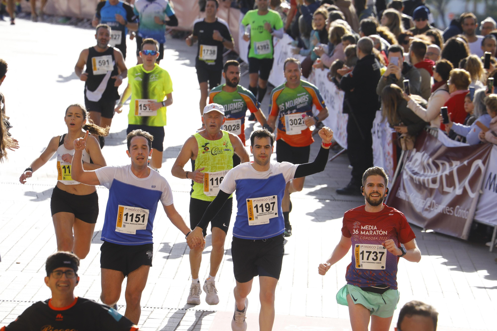 La gloria de cruzar la Puerta del Puente: imágenes de la meta de la 36 Media Maratón de Córdoba