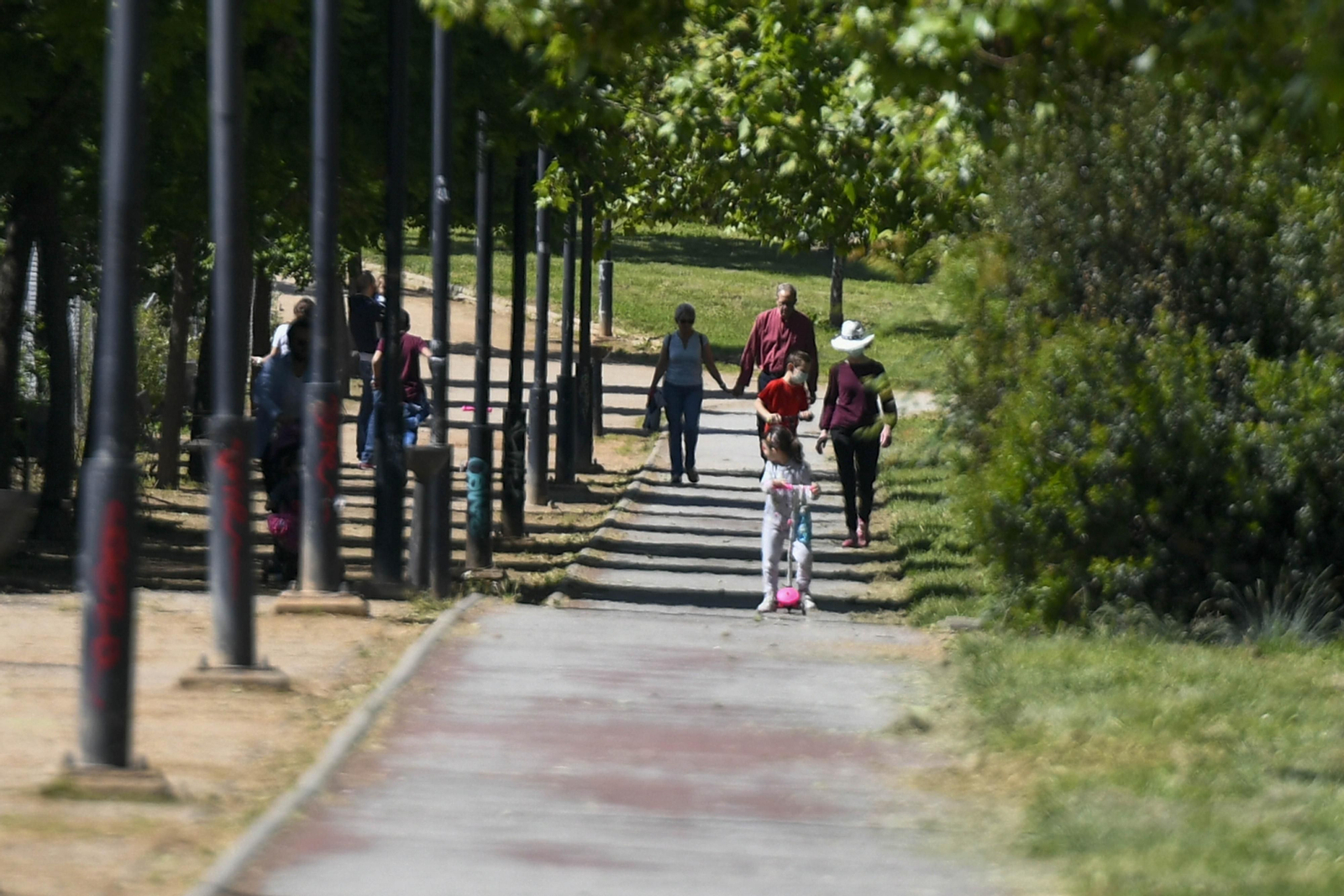 Niños y mayores pasean por el Parque Tico Medina de Granada