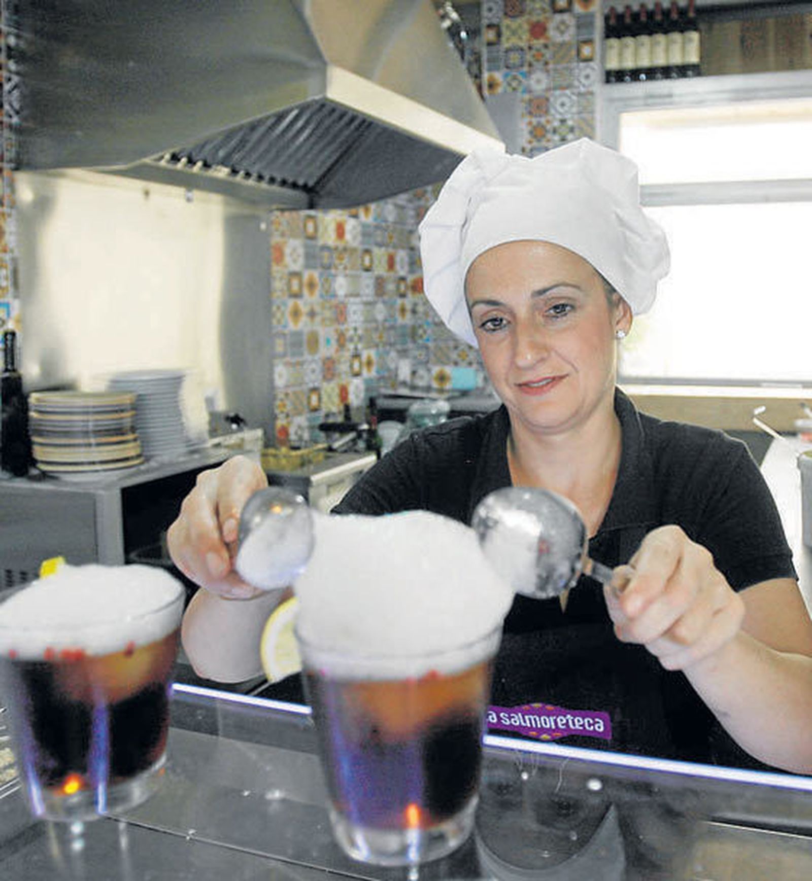 Una de las camareras de La Salmoreteca.  Foto: José Martínez