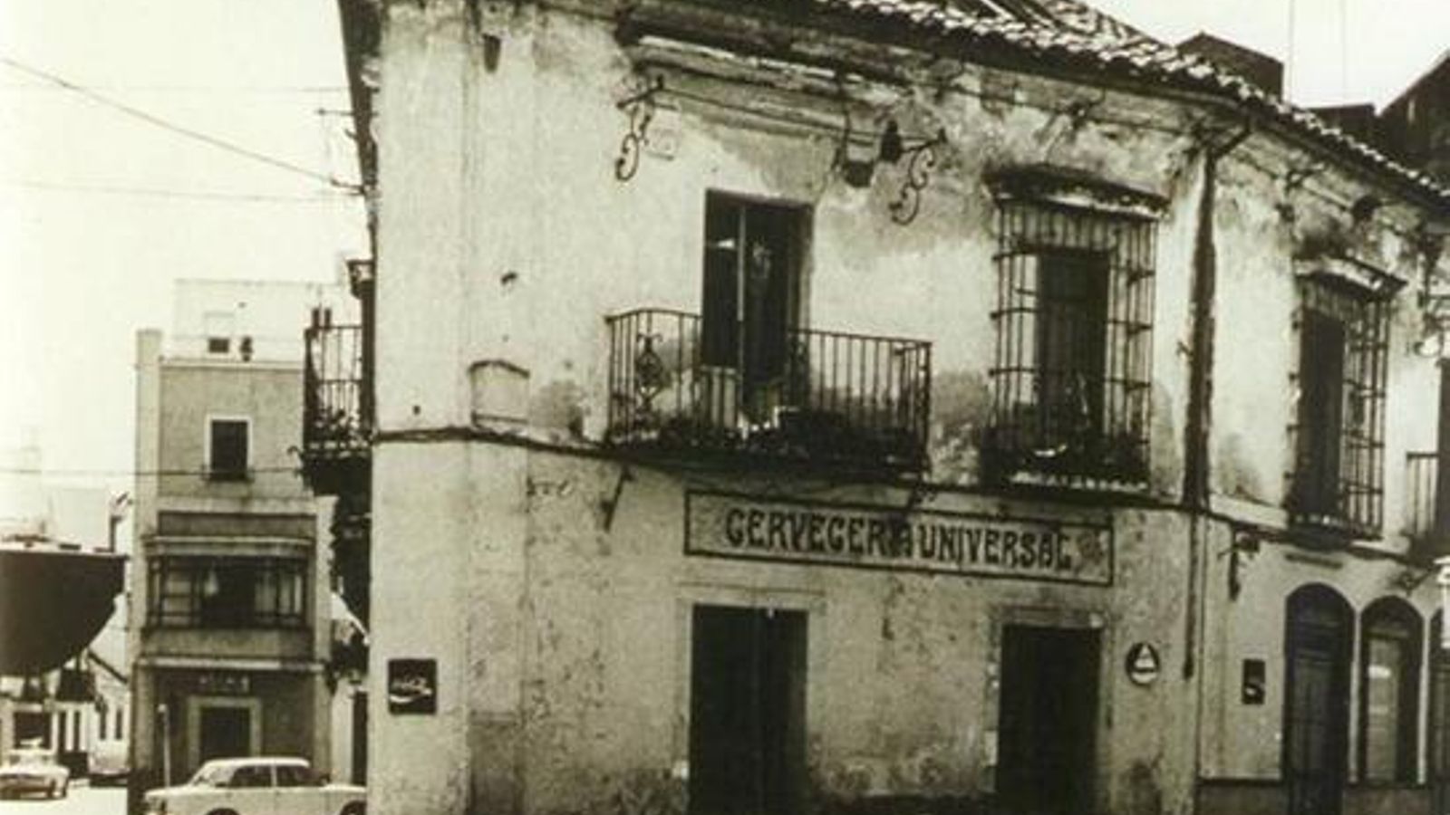 El edificio de la Cervecería Universal, en sus últimos tiempos. Intersección de la calle Prim con la de Panadería o Castelar. A la izquierda, la entrada a esta, con el extraño entrante donde estaba el bar El Barrilito Nuevo, este no visible en la foto.