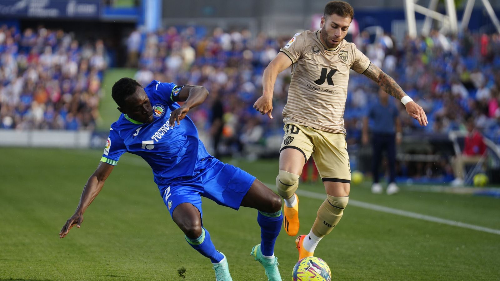 Embarba intenta zafarse de Djené, que acabaría expulsado antes del descanso