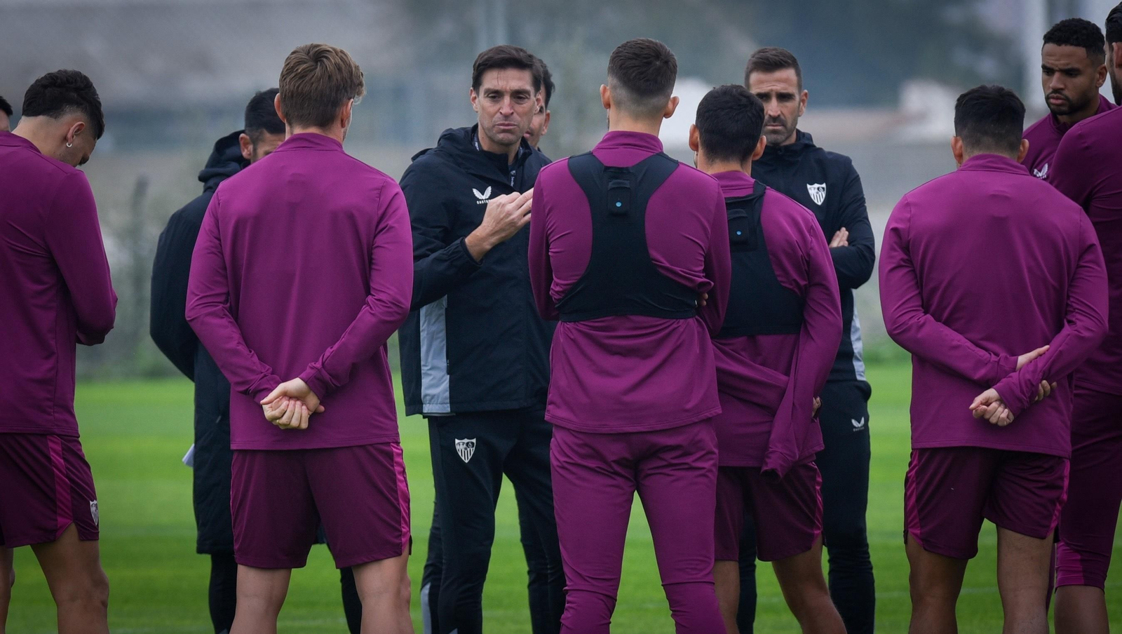 Diego Alonso se dirige a sus jugadores en el entrenamiento de este martes.