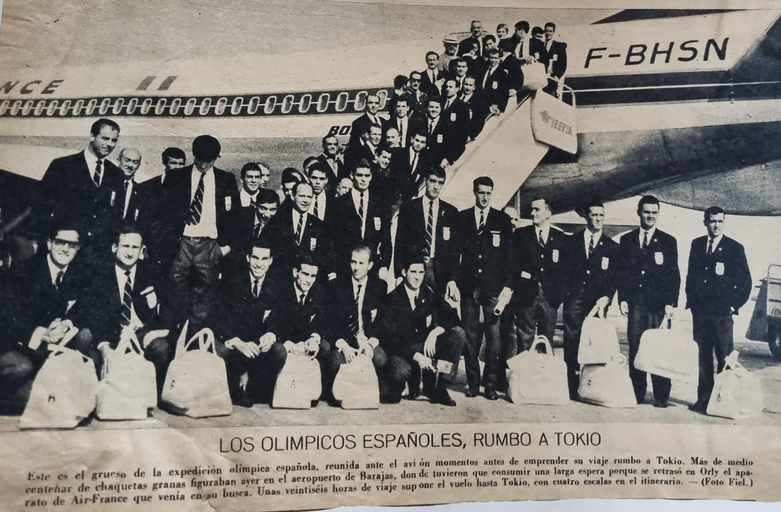 Recorte del periódico 'Ya', con la expedición española en los momentos previos a viajar hasta Tokio.