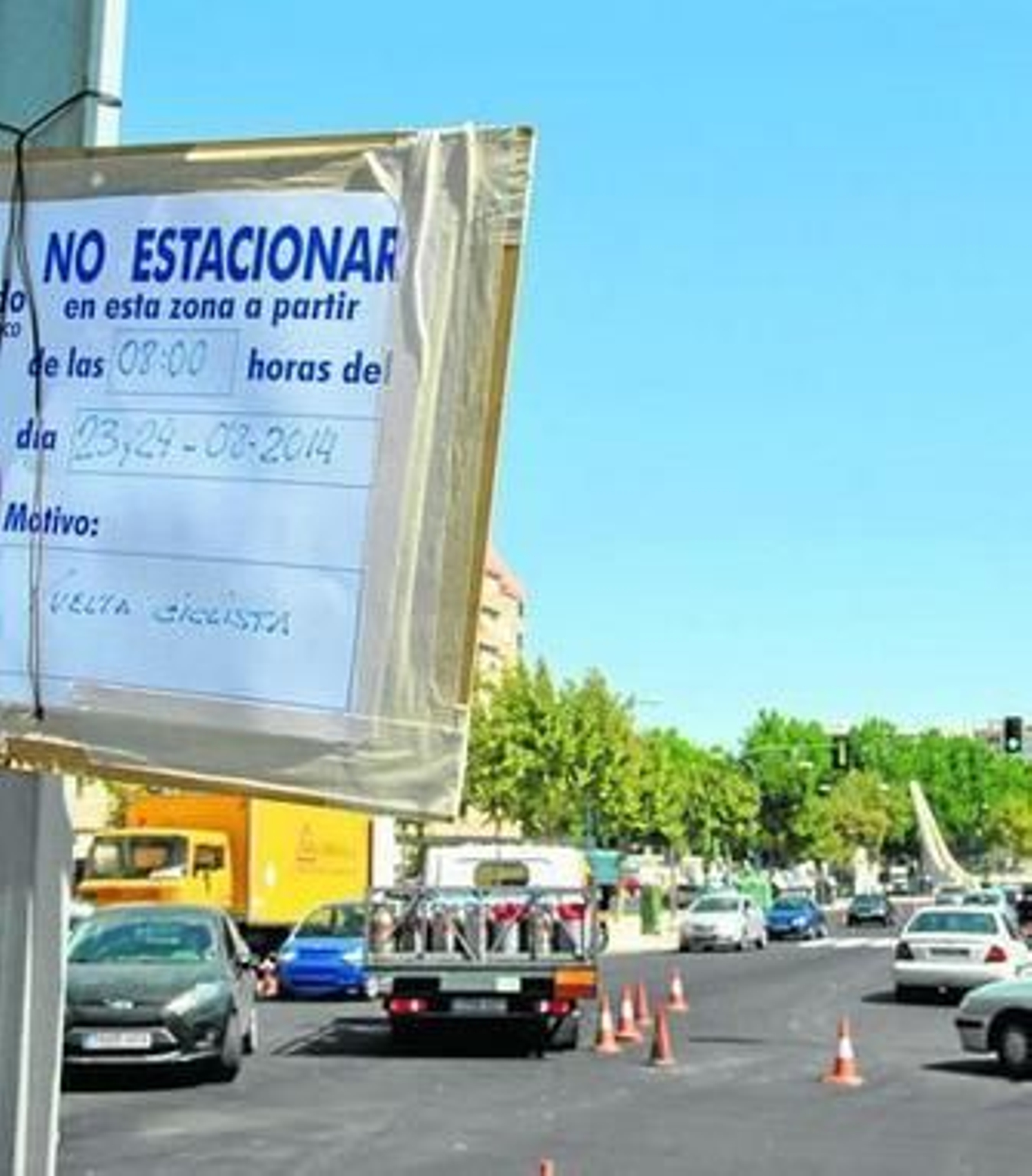 Operarios trabajaban ayer en la avenida León Herrero de San Fernando, donde se instalará la meta del domingo.