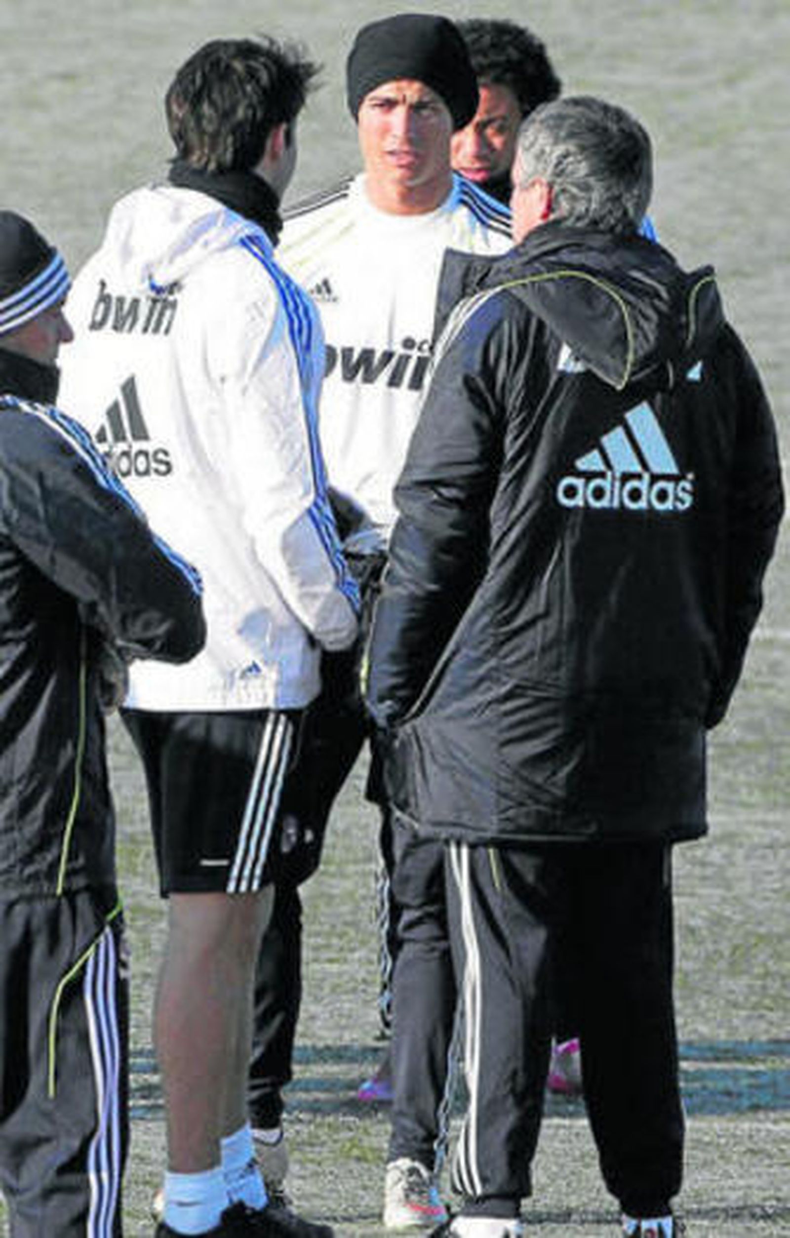 Mourinho conversa con Cristiano y con Kaká, que ayer entrenó.