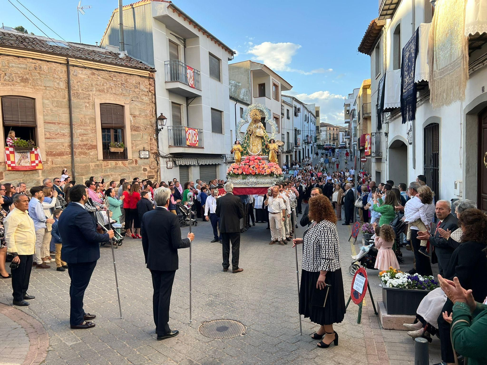 En imágenes: La patrona de Santisteban procesiona y renueva su mayordomía otro Pascuamayo