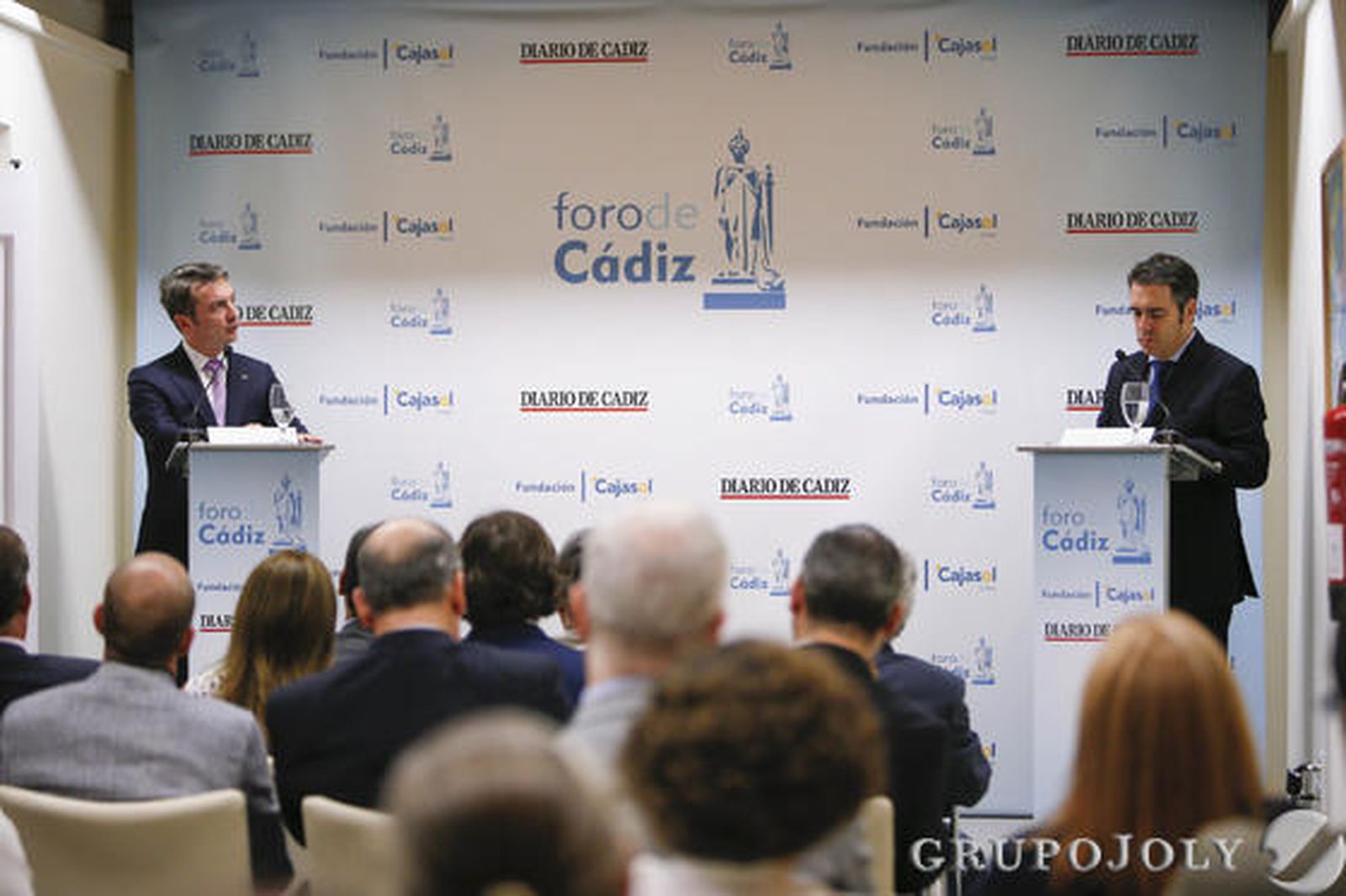 El director de Diario de Cádiz, Rafael Navas, leyendo preguntas del público dirigidas al rector./Julio González