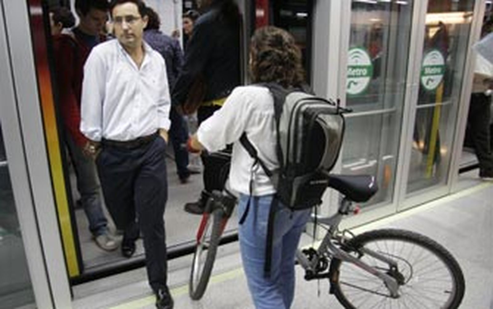 Facua propone habilitar dentro del Metro zonas exclusivas para bicis