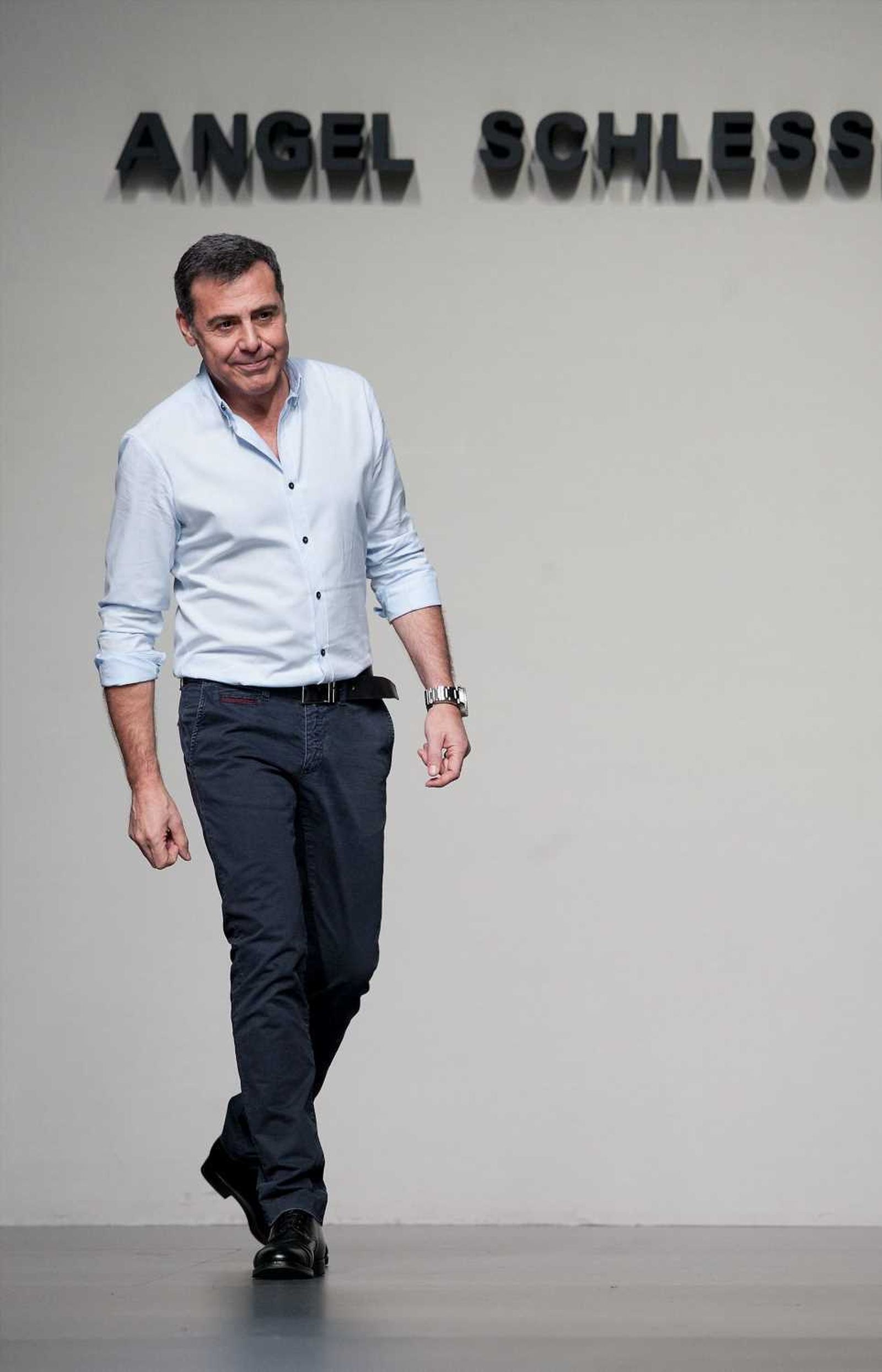 Angel Schlesser sale a saludar después de un desfile.