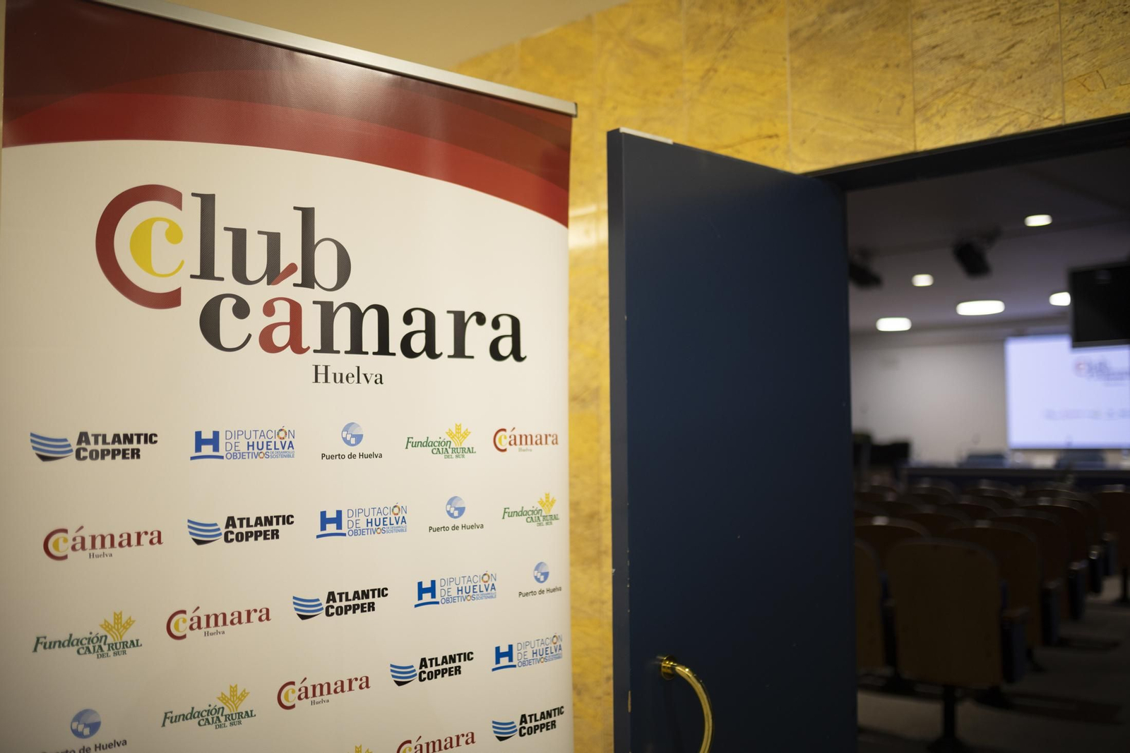 Imágenes de la conferencia de Ricardo Martínez Rico organizada por Club Cámara en la Fundación Caja Rural del Sur