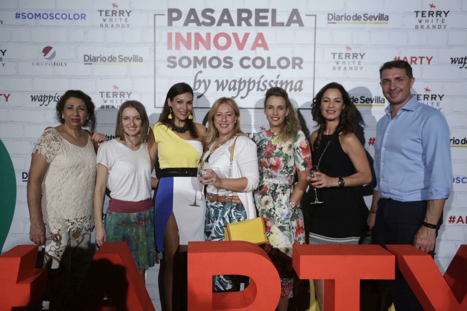 Elena López, Toña Kinal, Lara Ávila, Elisabeth Moreno, Toñi Martín, Maite Berraquero y Adrián Marquez.