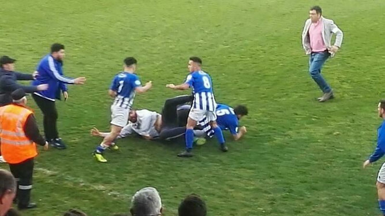 Imagen de la pelea entre aficionados del XCD y jugadores del Écija