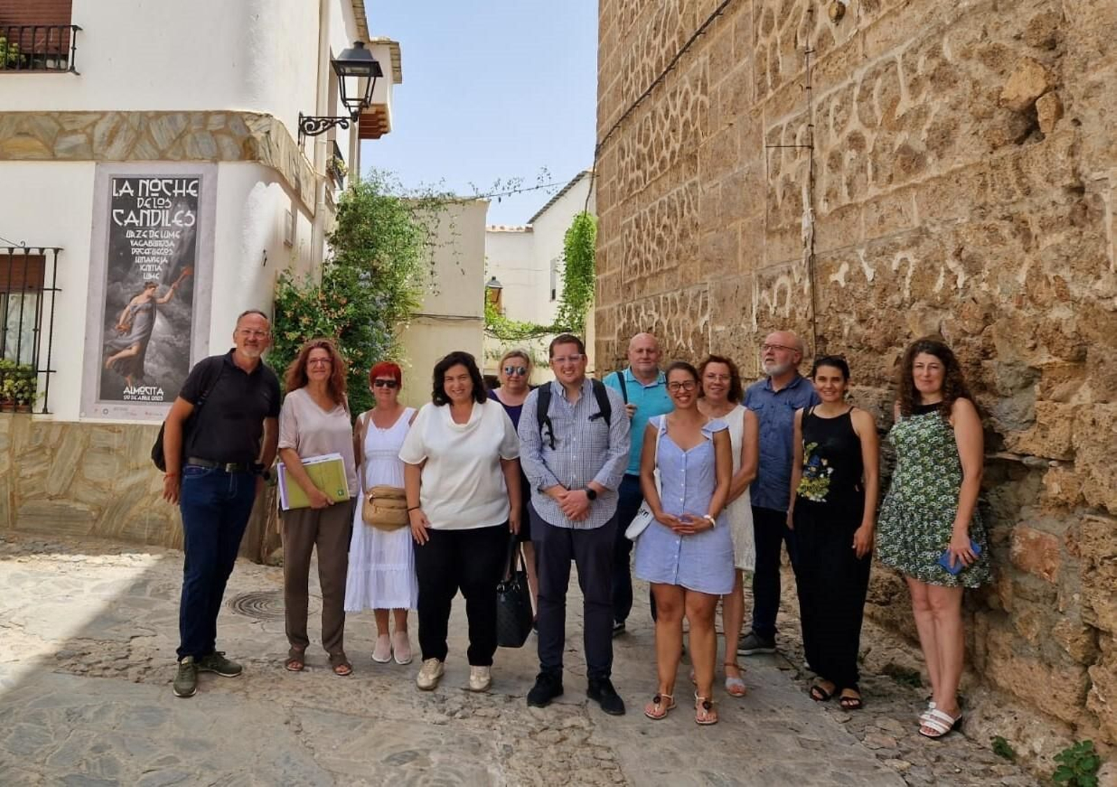 Investigadora Carmen García y algunos de los alcaldes de municipios que participan en el proyecto. Investigadora Carmen García y algunos de los alcaldes de municipios que participan en el proyecto.
