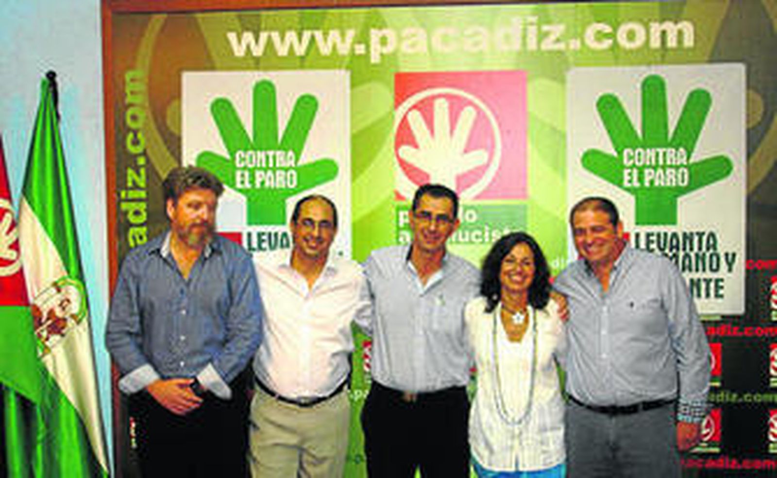 El candidato, arropado por los alcaldes andalucistas de la provincia.