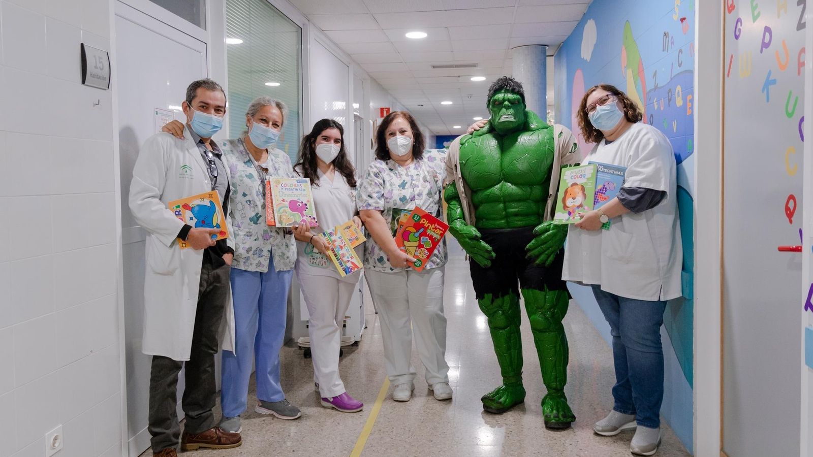 La visita de Hulk al Hospital Juan Ramón Jiménez