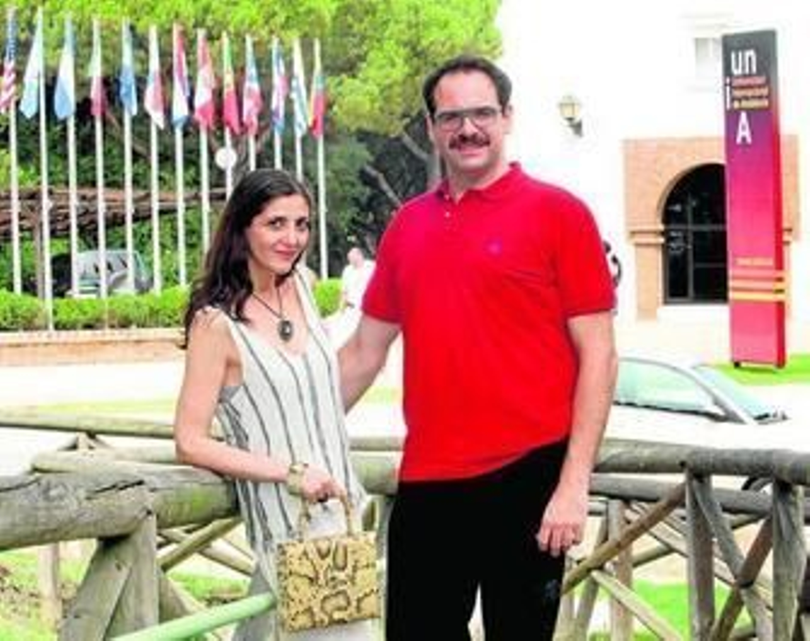 Espido Freire y Jorge Usón, en el campus de La Rábida de la Universidad Internacional de Andalucía.