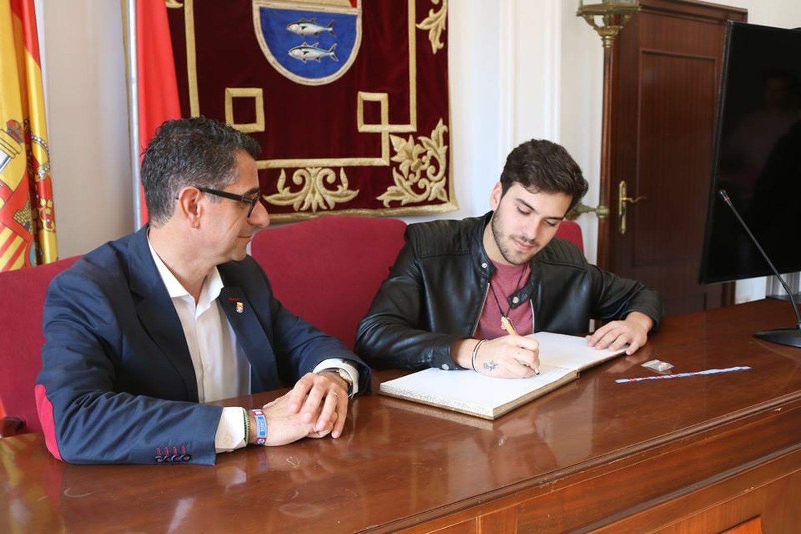 El alcalde acompañó a Javy Ramírez durante su visita al Ayuntamiento donde dejó un escrito en el Libro de Firmas.