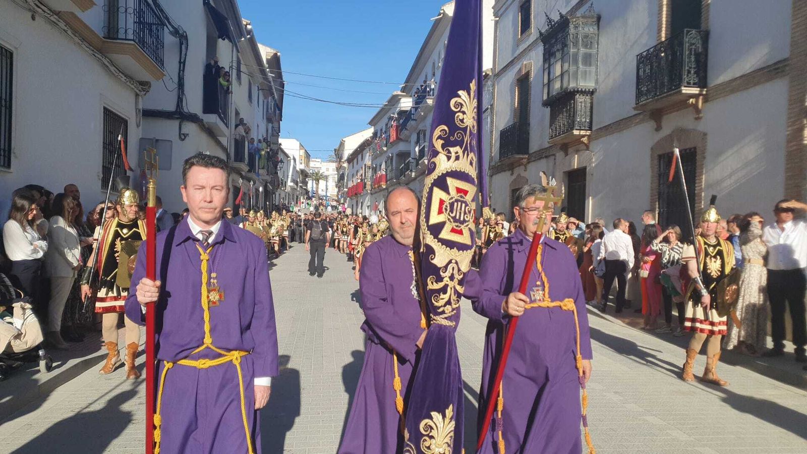 Viernes Santo en Castro del Río: La cesión del paso al Santo Entierro, en imágenes