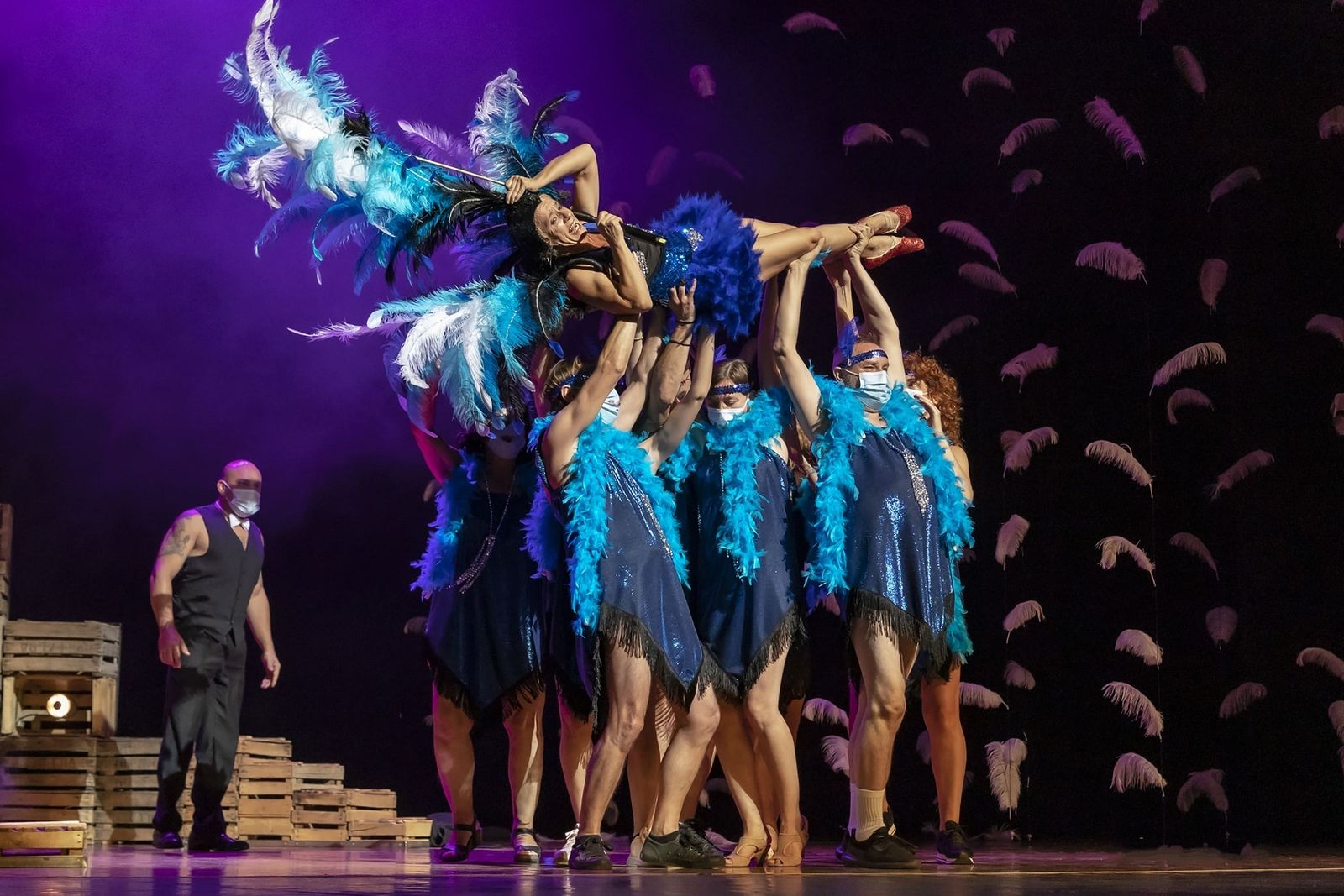 Sol Picó en el espectáculo presentado anoche en el Teatro Lope de Vega, 'Malditas plumas'