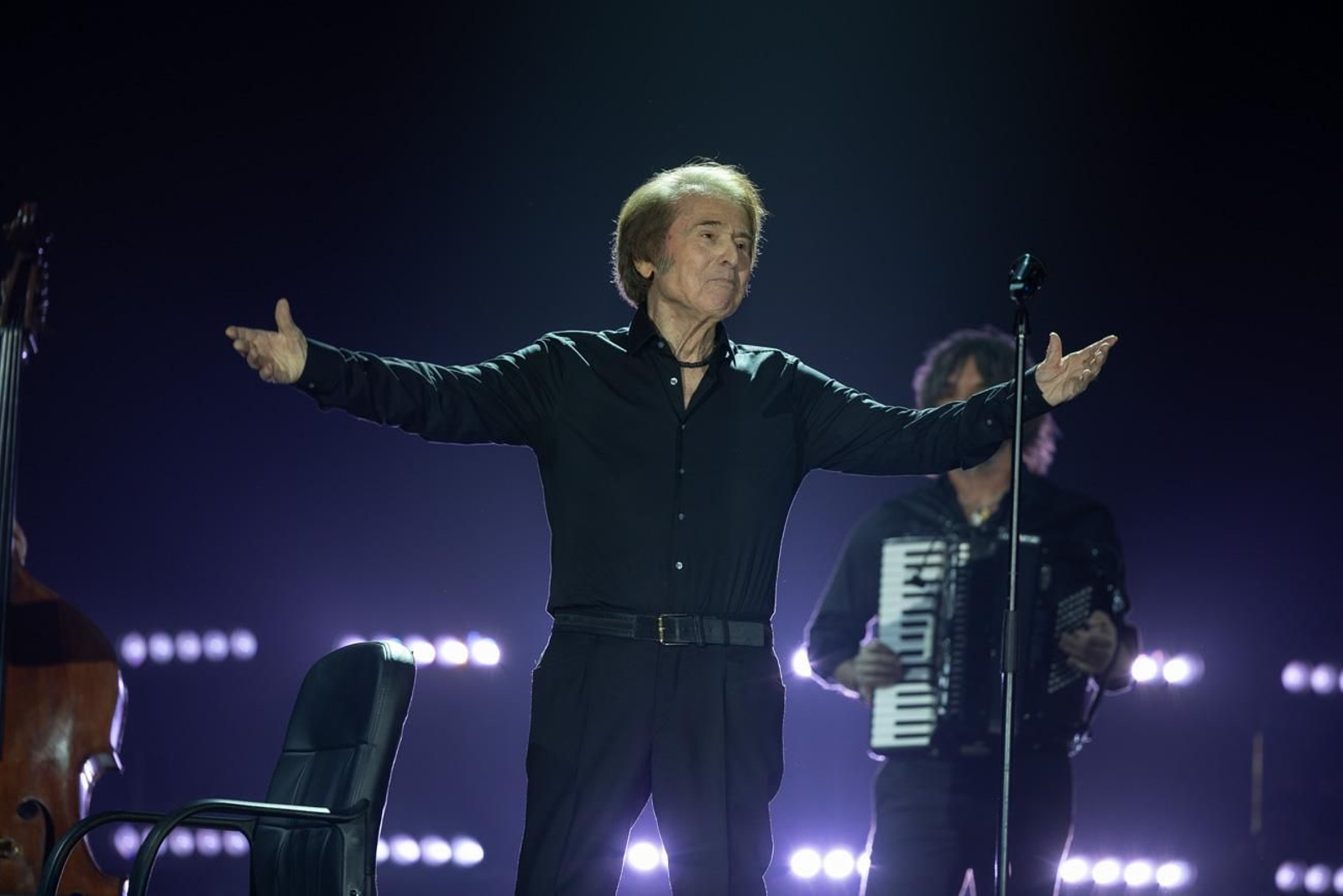 Así se disfruta en Jaén del concierto de Raphael, "Raphaelísimo"