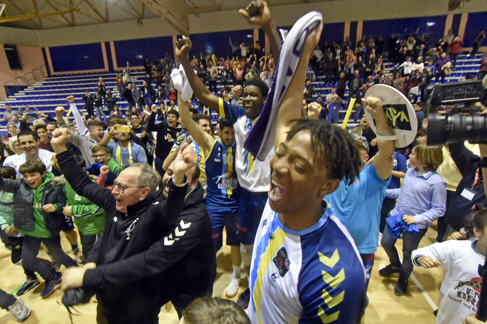 Celebración de la victoria que asegura la permanencia de Udea en LEB Plata.